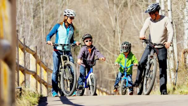 οικογένεια με παιδιά να απολαμβάνουν ποδηλασία σε εξωτερικούς χώρους - Πλάνα, βίντεο