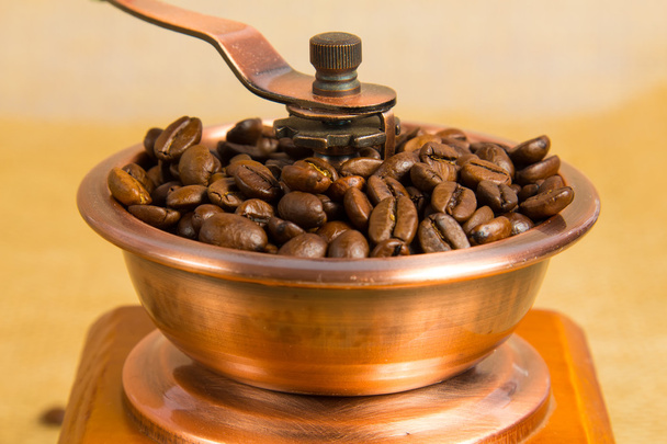 zwarte koffie en koffiebonen - Foto, afbeelding