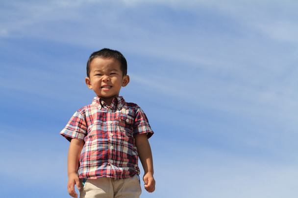 Ιαπωνικό αγόρι κάτω από τον καταγάλανο ουρανό (3 ετών) - Φωτογραφία, εικόνα