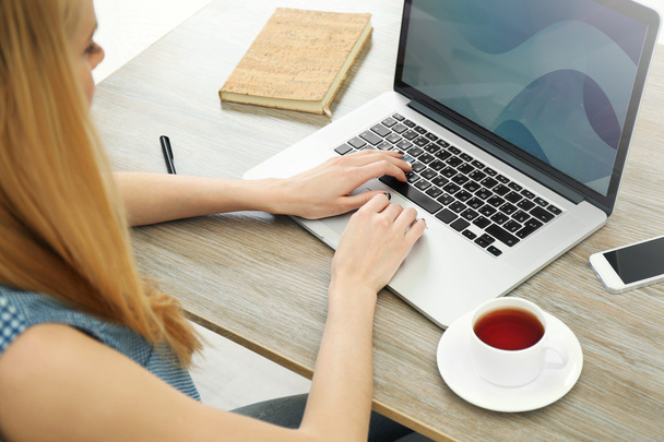 Woman working with laptop - Foto, Bild