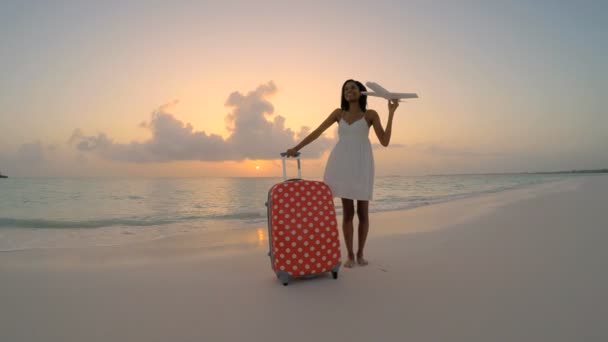 Afro-amerikai lány a tengerparton naplementekor - Felvétel, videó