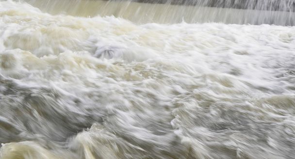 ταχεία ροή του νερού στον ποταμό χειμώνα - Φωτογραφία, εικόνα