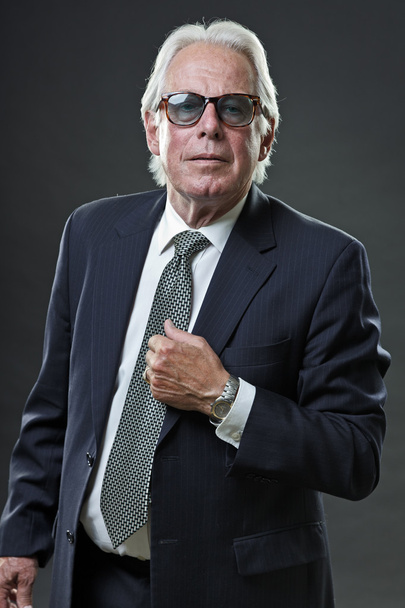 człowiek starszy biznesu na sobie krawat ciemno niebieski garnitur i okulary. - Zdjęcie, obraz