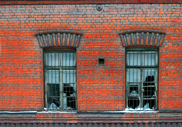 Old broken window on red brick wall - Fotoğraf, Görsel