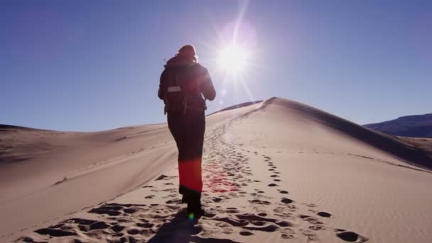 kum tepeleri yürüyen kadın explorer  - Video, Çekim