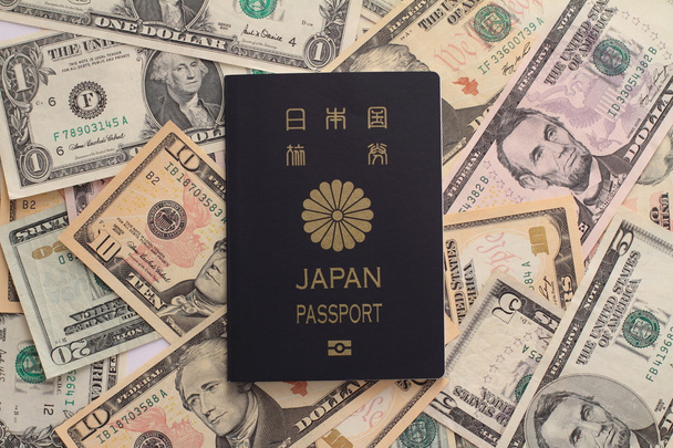 Pasaporte japonés y dólar estadounidense
 - Foto, Imagen