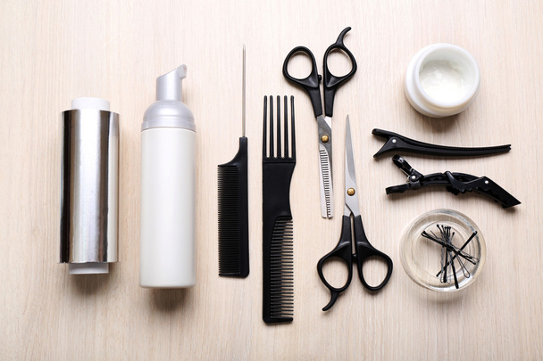 Conjunto de barbeiro com ferramentas e cosméticos em mesa de madeira leve
 - Foto, Imagem