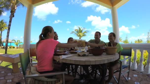 Rodzina kaukaski korzystających z jedzenia na plaży  - Materiał filmowy, wideo