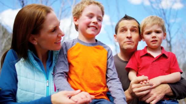 οικογένεια με παιδιά να απολαμβάνουν με τα πόδια σε εξωτερικούς χώρους - Πλάνα, βίντεο