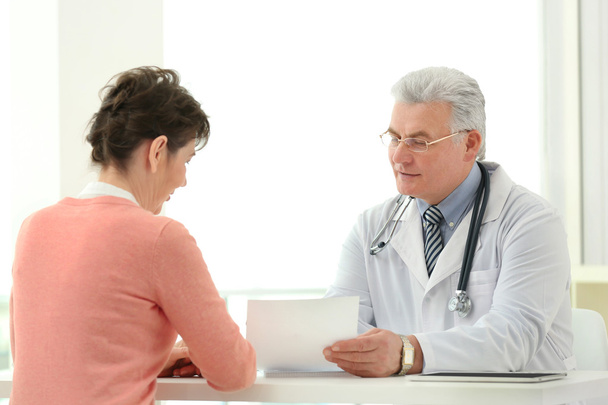 Arzt und Patient im Amt - Foto, Bild