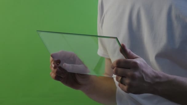 Miehen kädet lähikuva Scrolls Napsauttaa näytön virtuaalinen tabletti ostaa Internetin kautta Työskentely Forex Exchange Talking Skype nuori mies valkoinen T-paita
 - Materiaali, video