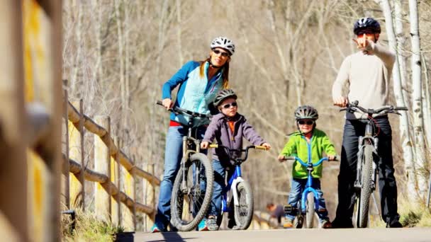屋外でサイクリングを楽しむ子供連れの家族 - 映像、動画