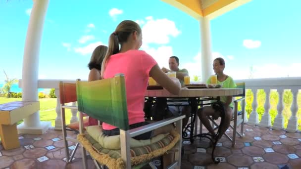 Familia caucásica disfrutando comiendo en la playa
  - Imágenes, Vídeo