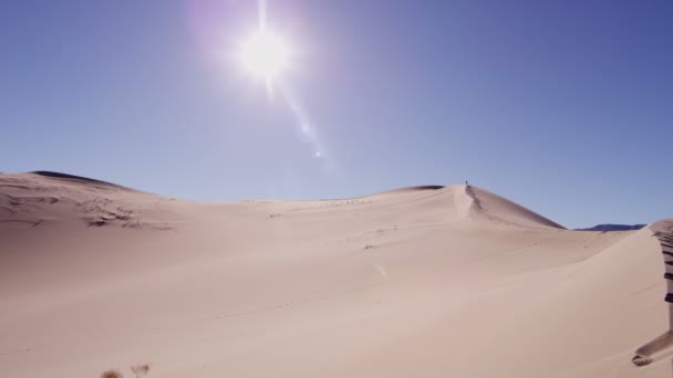 paysage de terrain extrême avec des empreintes humaines
 - Séquence, vidéo