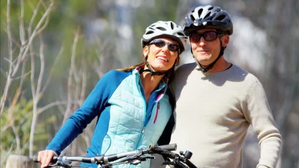 joven pareja disfrutando de ciclismo al aire libre
 - Imágenes, Vídeo