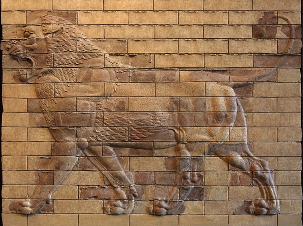成形素焼きレンガのペルシアのアケメネス朝ライオンの浅浮き彫り - 写真・画像