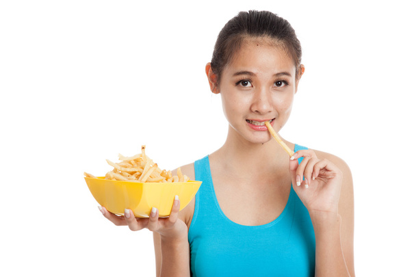 Красивая азиатская здоровая девушка ест картошку фри
 - Фото, изображение