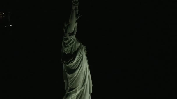 Statua wolności w nocy w Nowym Jorku - Materiał filmowy, wideo