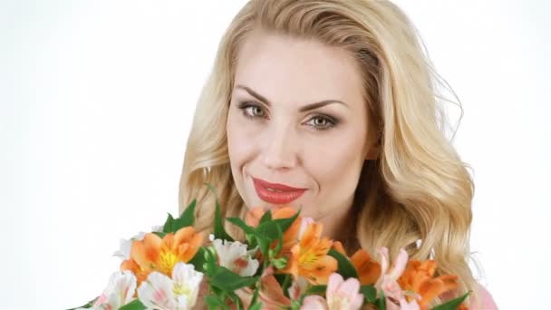 Portret van blonde is ruiken boeket - Video