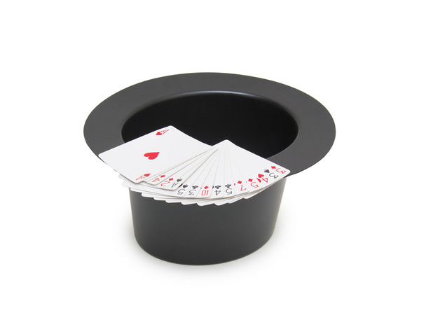 Sombrero mágico negro y cartas aisladas sobre un fondo blanco
 - Foto, Imagen