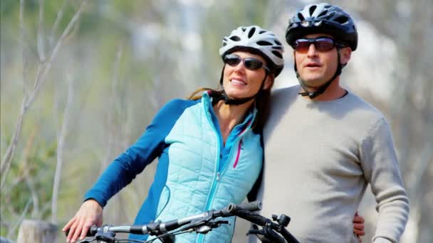 屋外でサイクリングを楽しむ若いカップル - 映像、動画