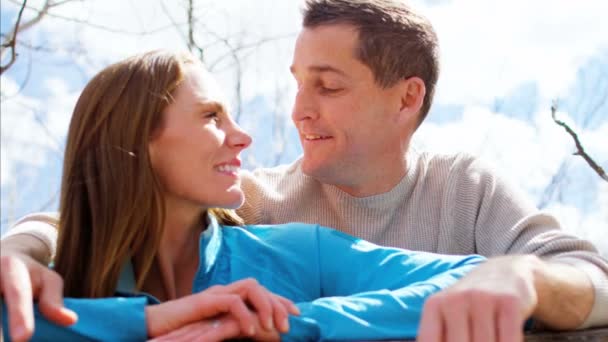 ζευγάρι που απολαμβάνουν τις διακοπές τους σε εξωτερικούς χώρους - Πλάνα, βίντεο