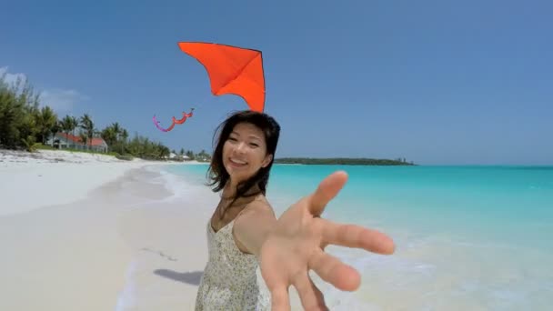 Asijská dívka hraje s červenými draka na pláži - Záběry, video