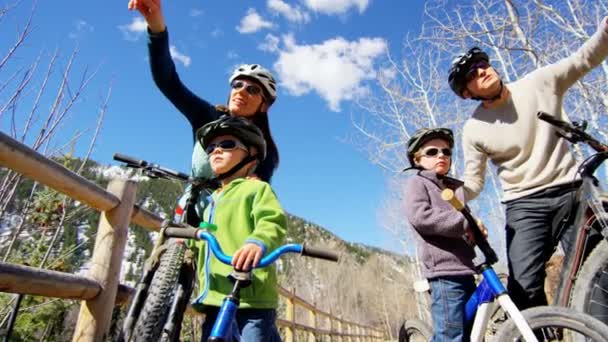 gezin met kinderen genieten van fietsen op buiten - Video