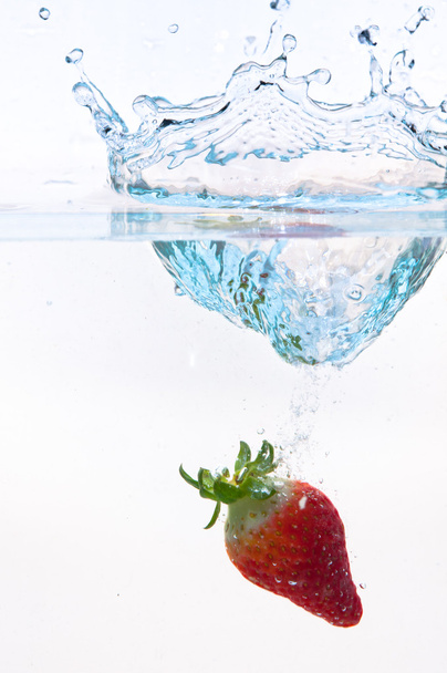 Strawberry into water - Fotó, kép