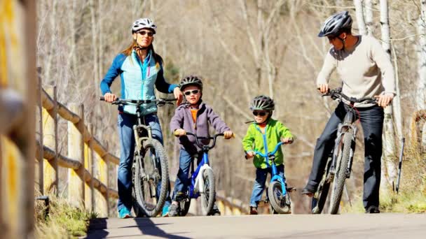οικογένεια με παιδιά να απολαμβάνουν ποδηλασία σε εξωτερικούς χώρους - Πλάνα, βίντεο