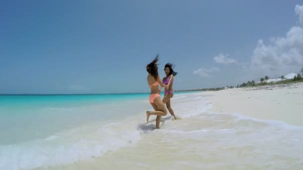 multi etninen tytöt hauskaa rannalla
 - Materiaali, video