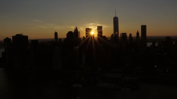 New Yorkin taivaanrantaan auringonlaskun aikaan  - Materiaali, video