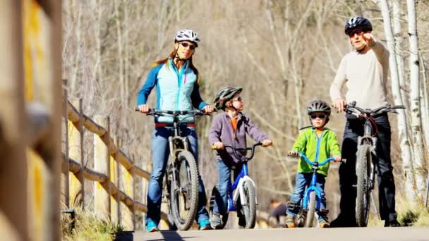 familia con niños disfrutando del ciclismo al aire libre
 - Imágenes, Vídeo