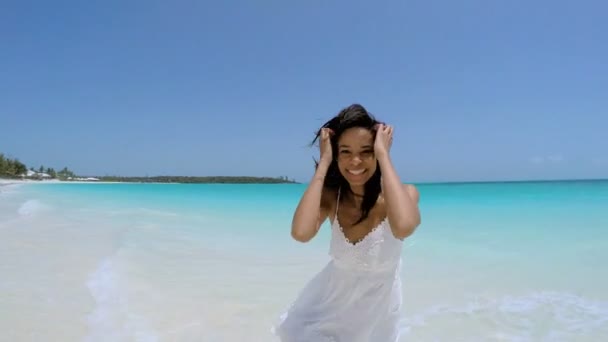 Africká americká dívka na tropické pláži - Záběry, video