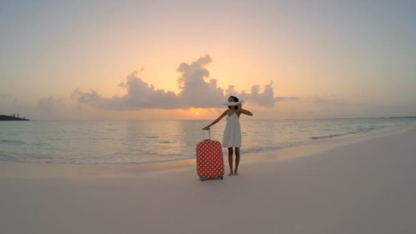 Афро-американських дівчина на пляжі на заході сонця - Кадри, відео