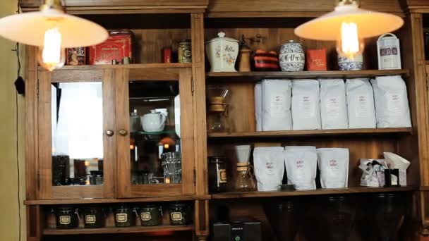 Kaffee in einer gehobenen Cafeteria - Filmmaterial, Video
