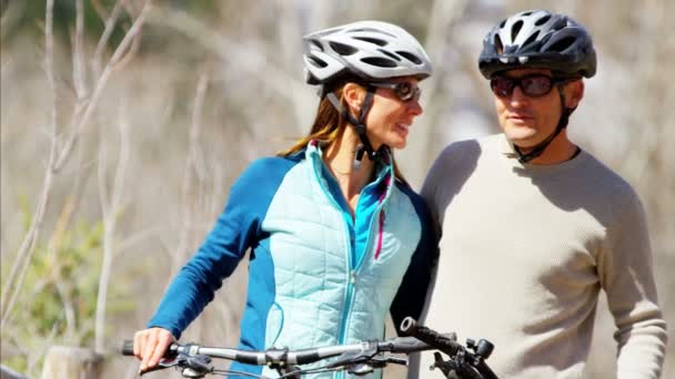 jeune couple appréciant le vélo en plein air
 - Séquence, vidéo