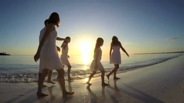 Kaukázusi családi tengerparti nyaralás élvezi a naplementét - Felvétel, videó
