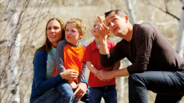 família com crianças desfrutando de andar ao ar livre
 - Filmagem, Vídeo