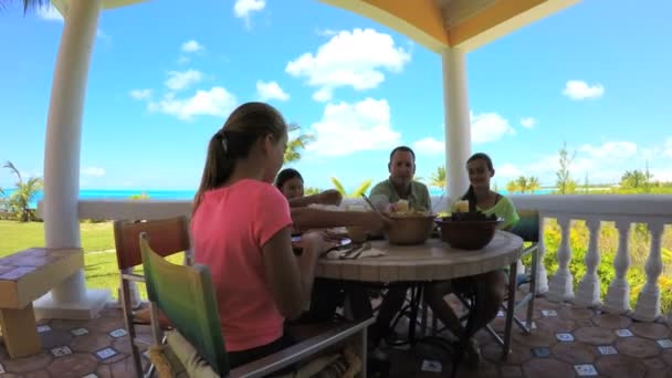 Kaukasische familie genieten van eten op het strand  - Video