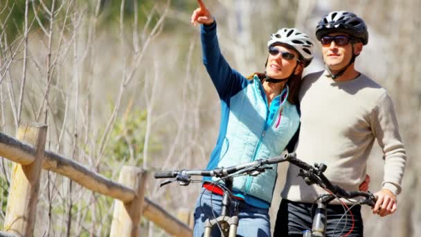 молода пара насолоджується велосипедом на відкритому повітрі
 - Кадри, відео