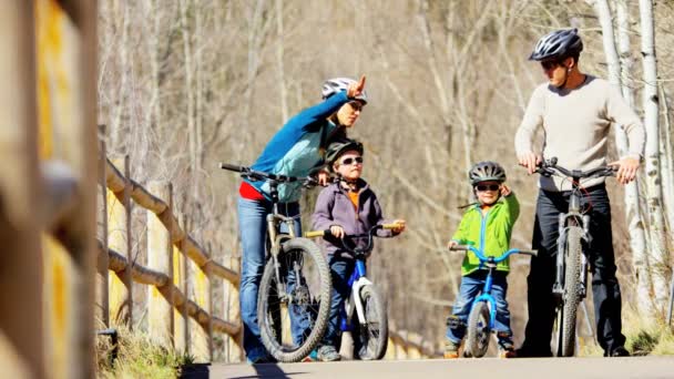 élvezi a kültéri kerékpáros gyermekes család - Felvétel, videó