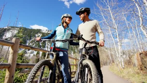 mladý pár se těší na kole na venkovní - Záběry, video