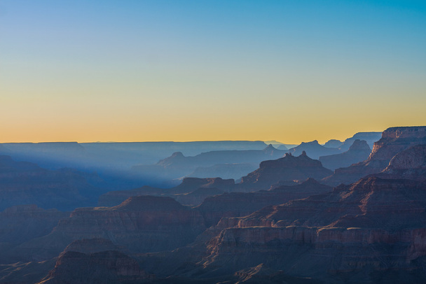Majestueuze uitzicht op de Grand Canyon in de schemering - Foto, afbeelding