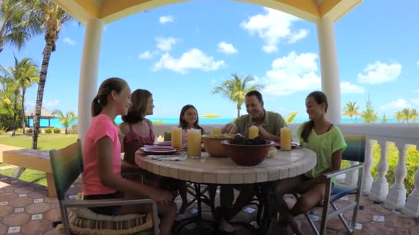 Beyaz aile sahilde yeme keyfini  - Video, Çekim