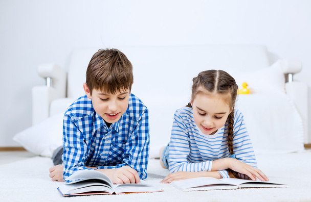 Cute kids reading books - Foto, afbeelding