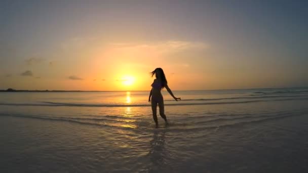 chinesisches Mädchen im Bikini tanzt am Strand - Filmmaterial, Video