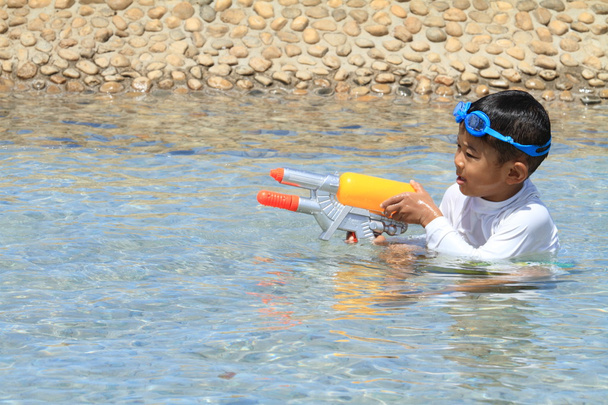 Japanse jongen spelen met water gun automatische waterpistool (4 jaar oud) - Foto, afbeelding