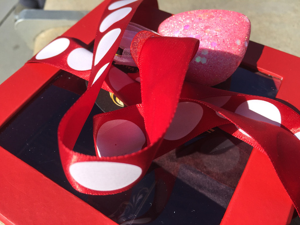 Красный ящик, розовое сердце
 - Фото, изображение