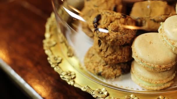 Деякі макаруни та печиво в скляній банці
 - Кадри, відео